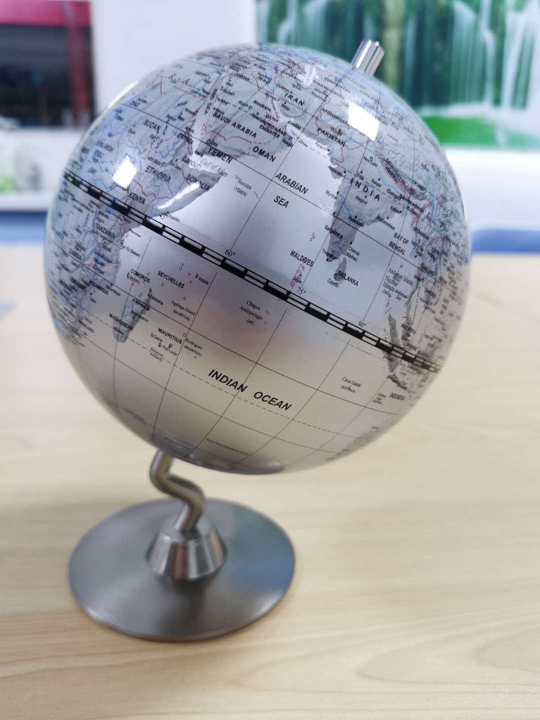 Ins Hot 14CM Student Study Tool English Language Vintage Style Globe Metal Base Tellurion Earth Ball Home Decoration